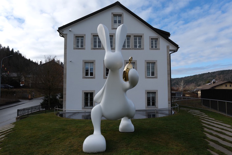 White rabbit statue along the path to the Musee Atelier